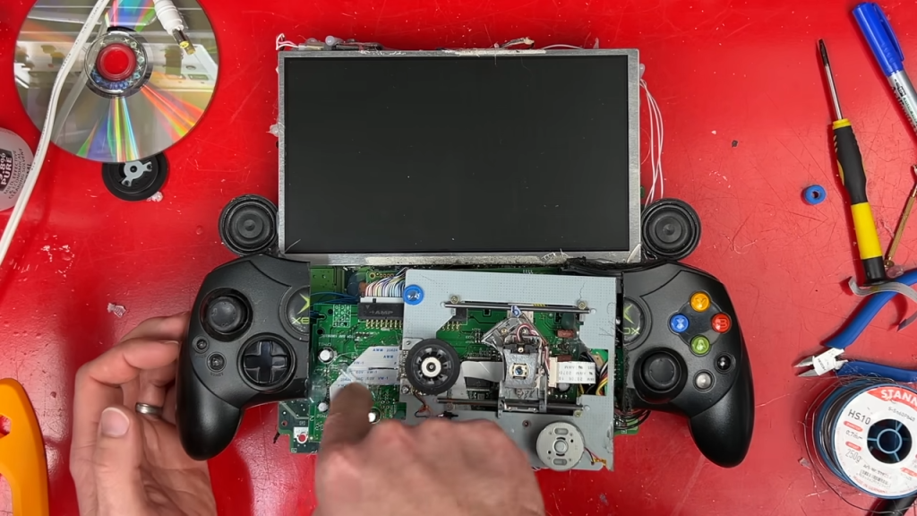 Créer une xbox portable : un défi fascinant avec une scie sauteuse et de la colle chaude